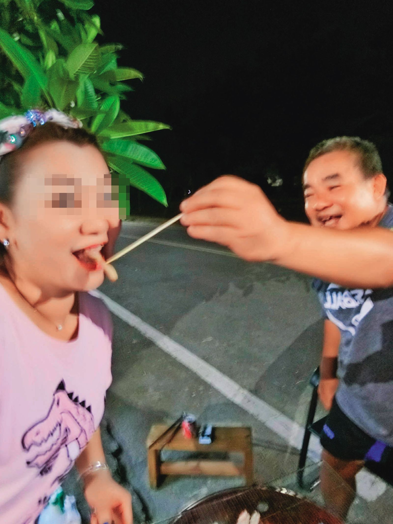 王俊郎（右）餵食曾姓小三（左），2人互動親暱，臉書時常出現放閃照。（圖／翻攝王俊郎臉書）