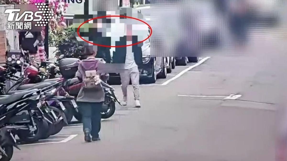 2名黑衣人持球棒砸店後逃離現場。(圖/TVBS)