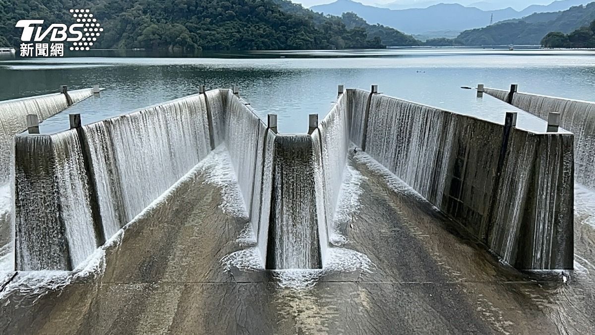 奇景!鯉魚潭水庫蓄水率99.9% 「鋸齒堰」瀑布再現