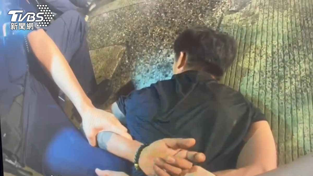 警方到場壓制逮捕施暴的男子。(圖/TVBS)
