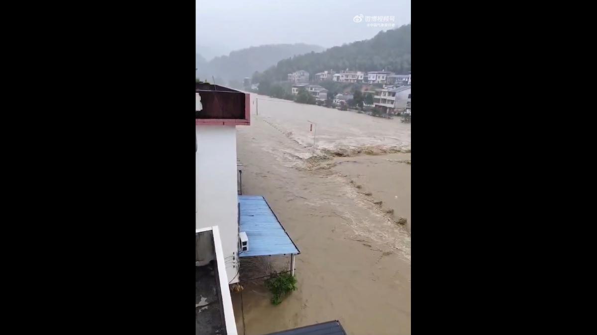 不只廣東因為暴雨發生洪災,連福建龍岩也因豪雨釀成災禍。(圖/翻攝自微博)