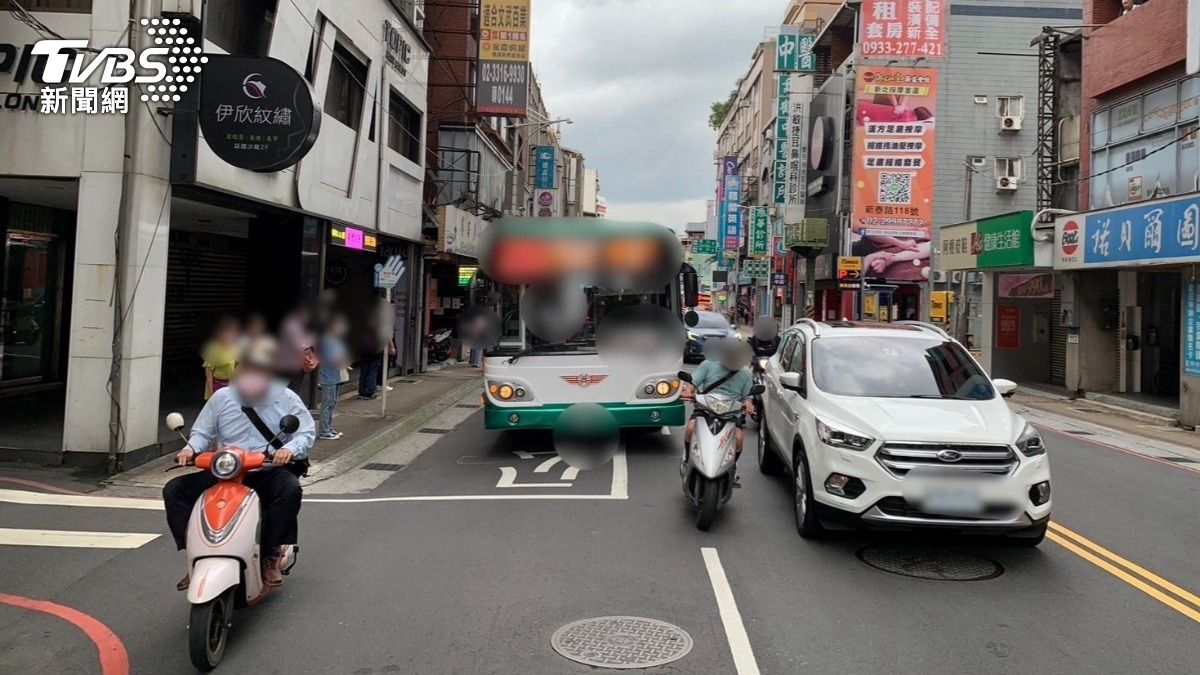 現場為3車擦撞事故。(圖/TVBS)