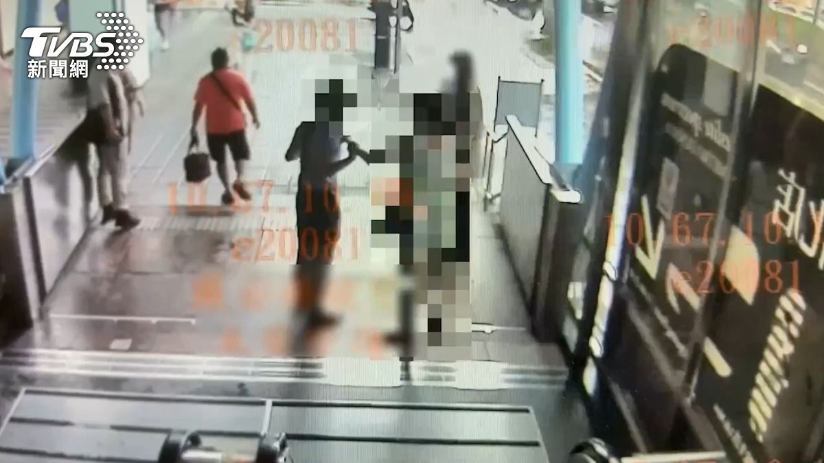 白衣女北捷忠孝敦化站被偷拍 她緊揪攝狼衣領民眾直呼:太帥了