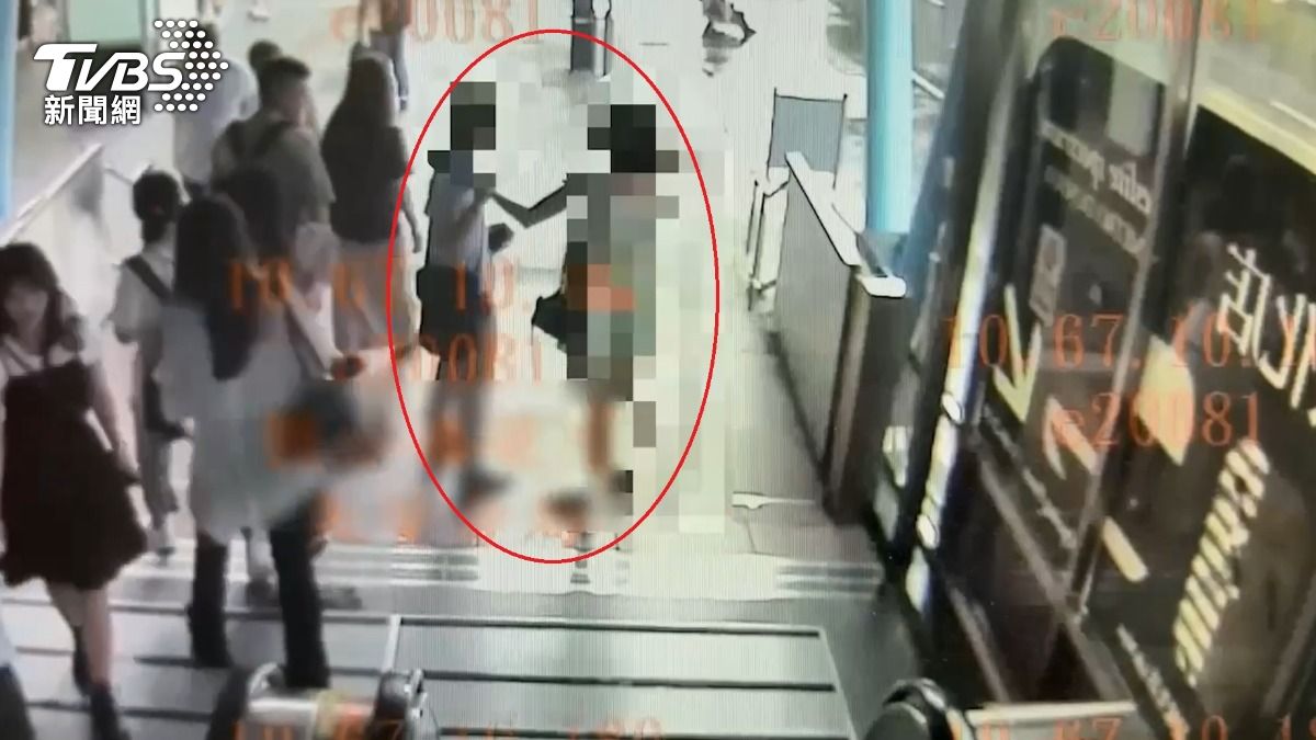 被偷拍的女子（右）緊緊抓住偷拍狼不放，雙方爆發拉扯。（圖／TVBS）