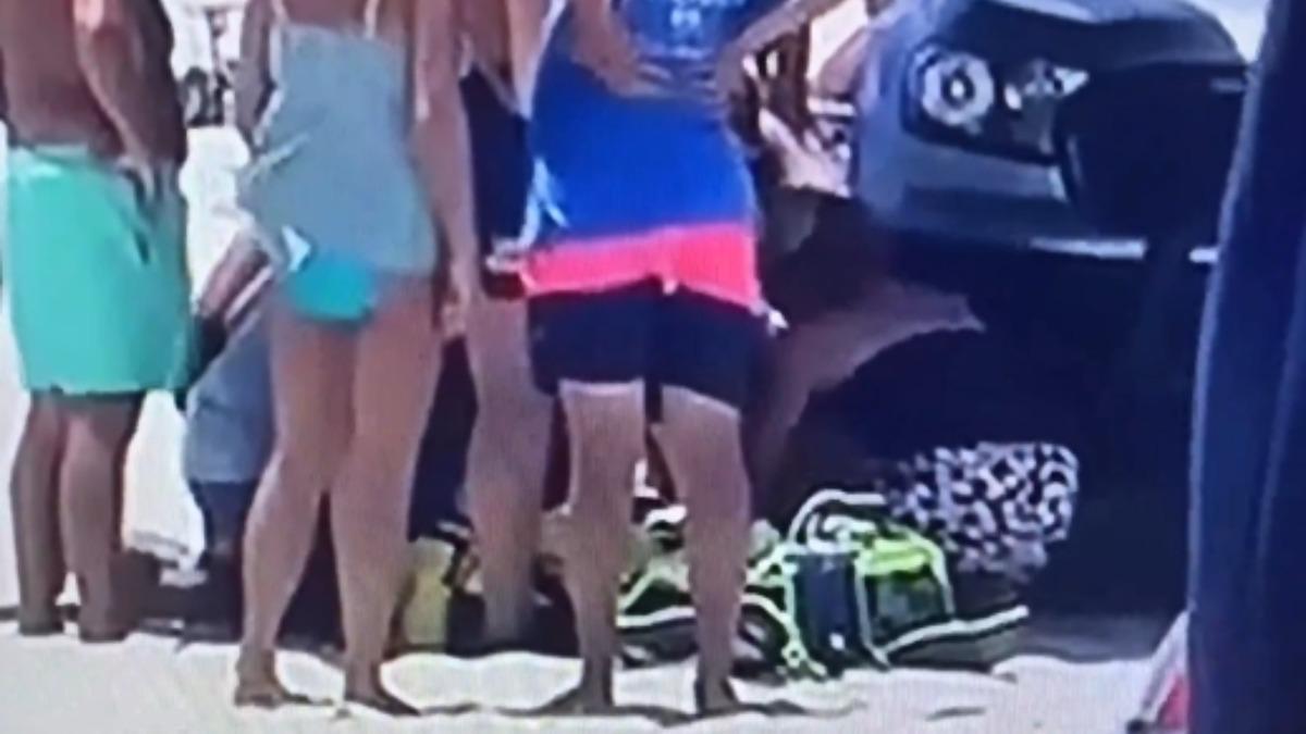 悚!美婦躺沙灘曬日光浴 下秒警車「沒看到」將她活活輾成肉餅