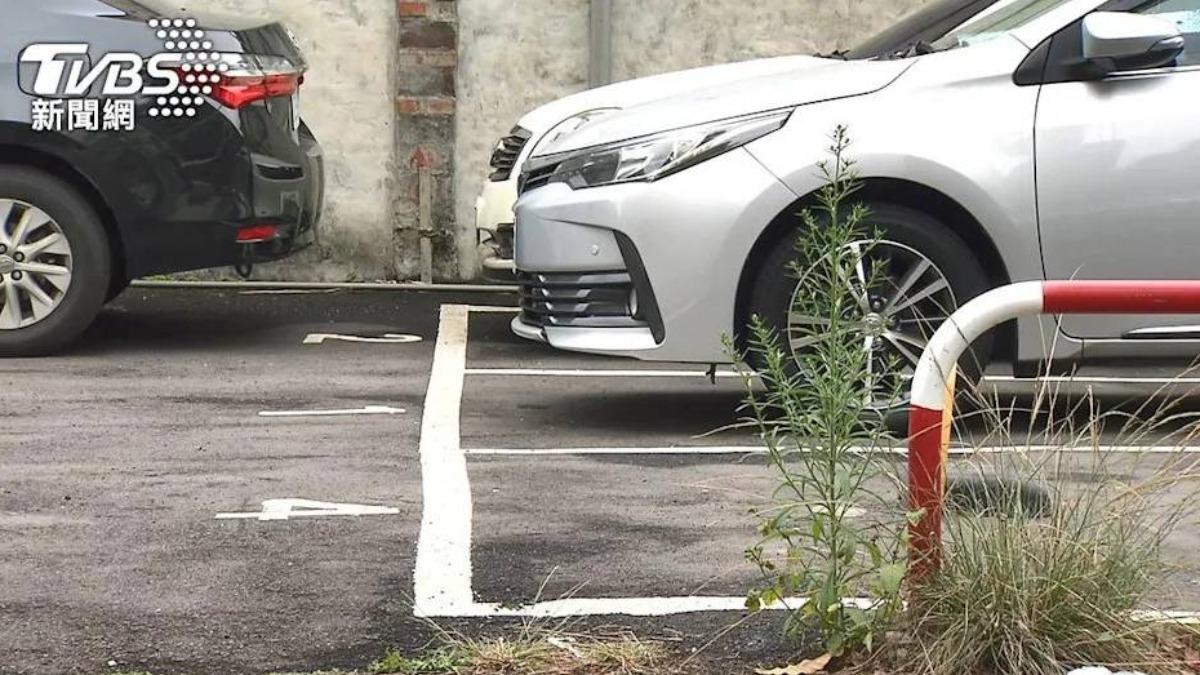 超噁!馬國衰男停車忘鎖門 一上車驚見「後座多2坨屎」傻了