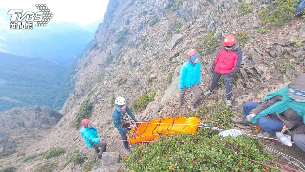 消防局第三大隊獲報後派遣玉山分隊及信義分隊共5名警消人員協尋。(圖/TVBS)