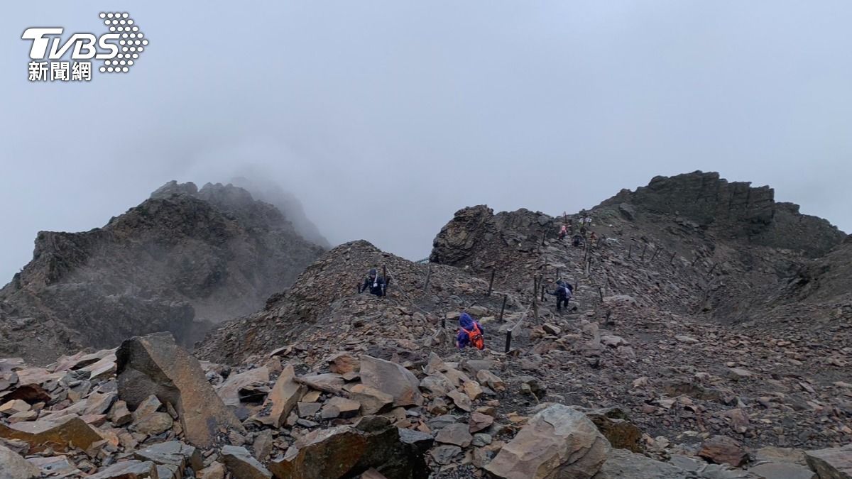 登山隊16日由塔塔加登山口入山攀登玉山。(圖/TVBS)