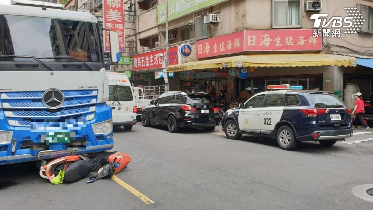 綠燈起步肇事!北市大安區曳引車撞機車 騎士左小腿當場被輾斷