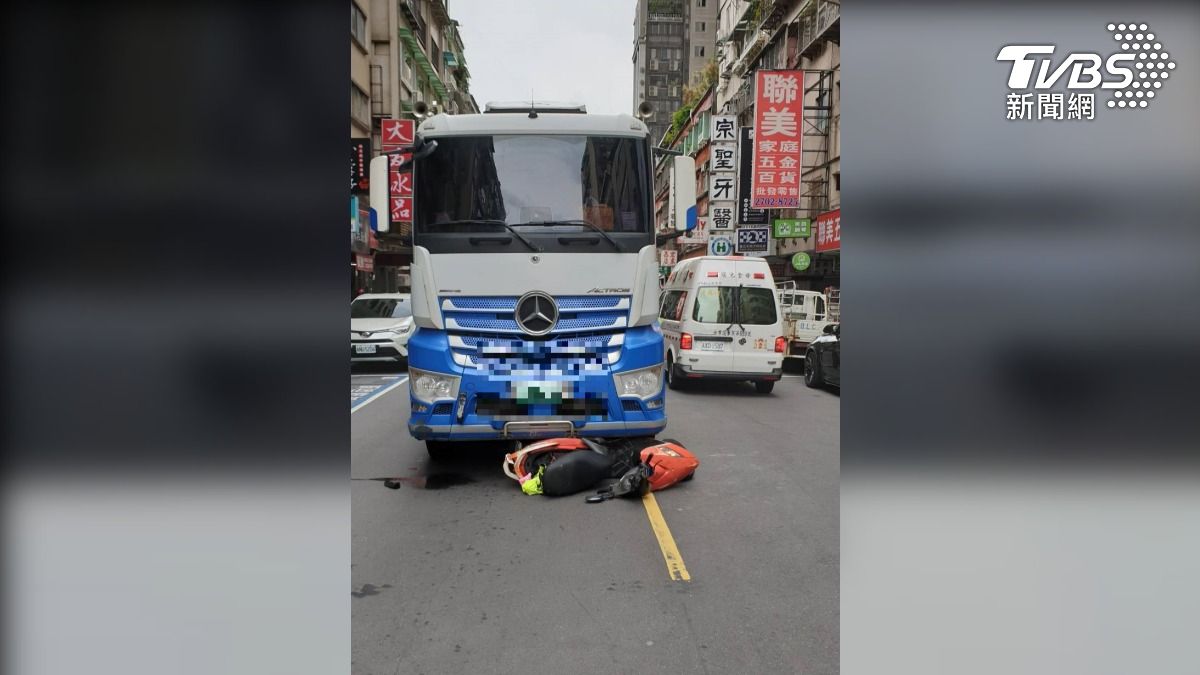 曳引車起步時撞上機車，導致騎士斷腿送醫。（圖／TVBS）