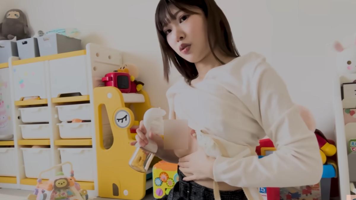 日本辣媽香奈示範使用擠奶器。(圖/翻攝自子育てガジェット通信YT頻道)
