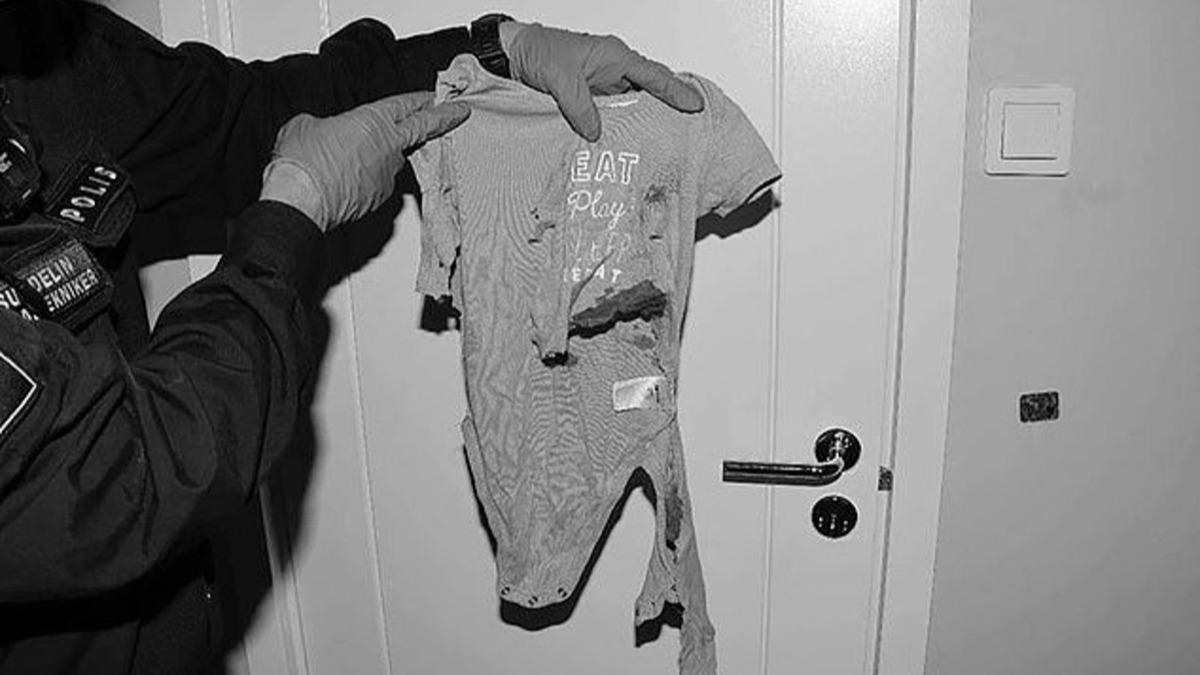 2歲女童衣服上有大量血跡。(圖/翻自《每日郵報》)
