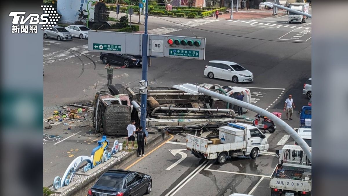 台中清水嚴重翻車！水泥車疑煞車失靈下坡連撞　5人傷勢曝