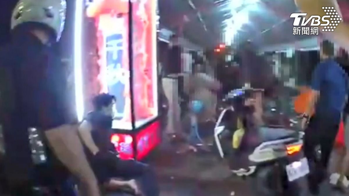 席間友人的鼓譟，導致場面愈來愈失控。（圖／TVBS）