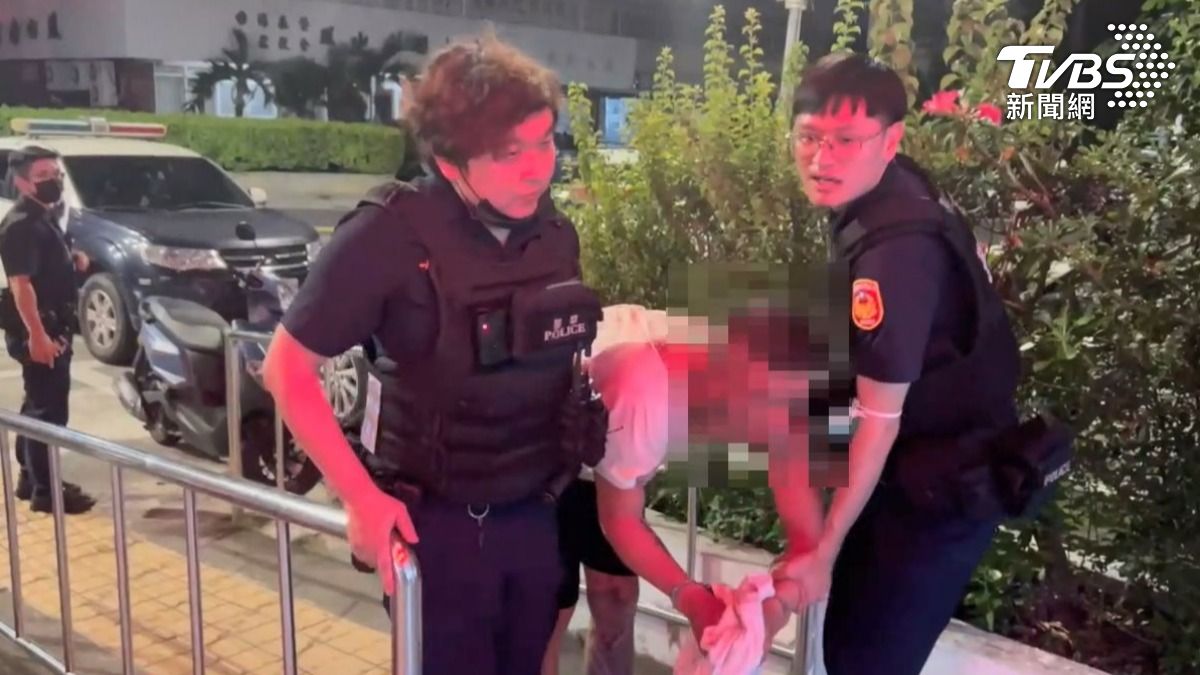 欲掙脫的李男立即遭多名員警合力壓制。（圖／TVBS）