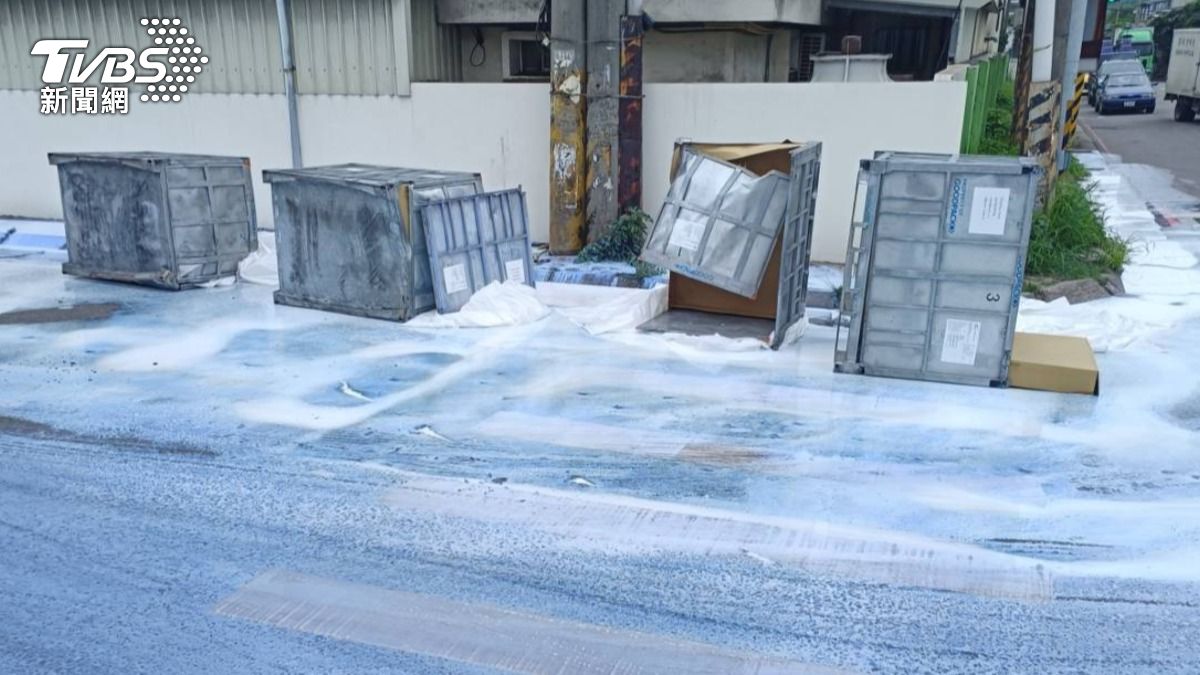 貨車左轉顏料倒馬路！「藍藍路」害中壢5騎士路過慘摔