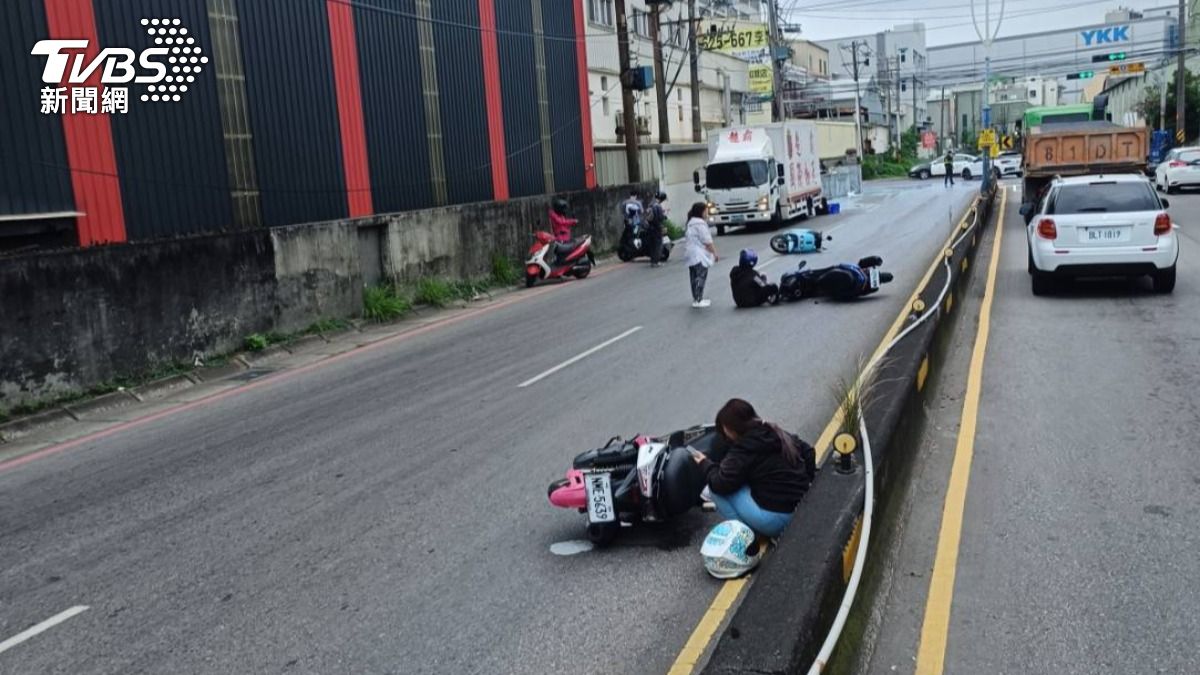 5名經過的機車騎士摔倒。（圖／TVBS）