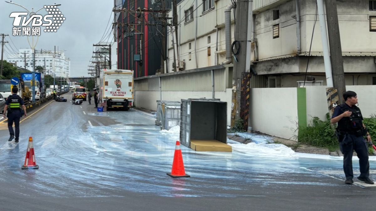 桃園顏料桶掉落，馬路被成藍色。（圖／TVBS）