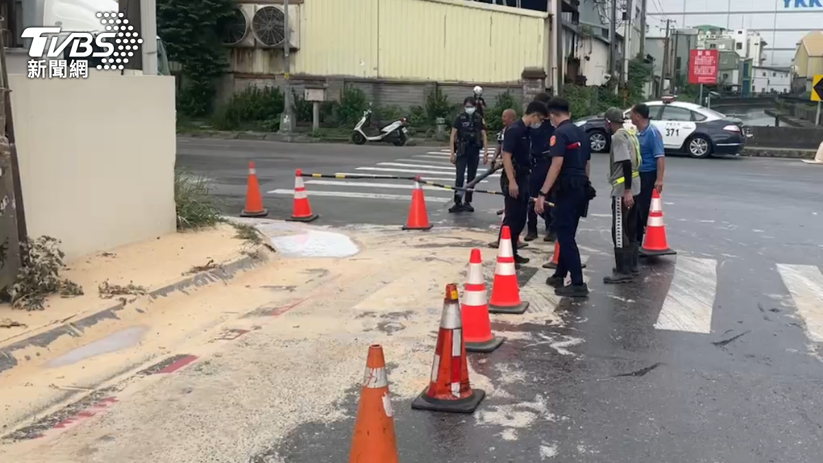 中油立即提供木屑於警方鋪灑道路。（圖／TVBS）