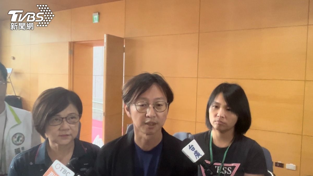 江肇國(中)、張家銨(右)及張芬郁(左)要政風處快調查。(圖/林冠丞攝)