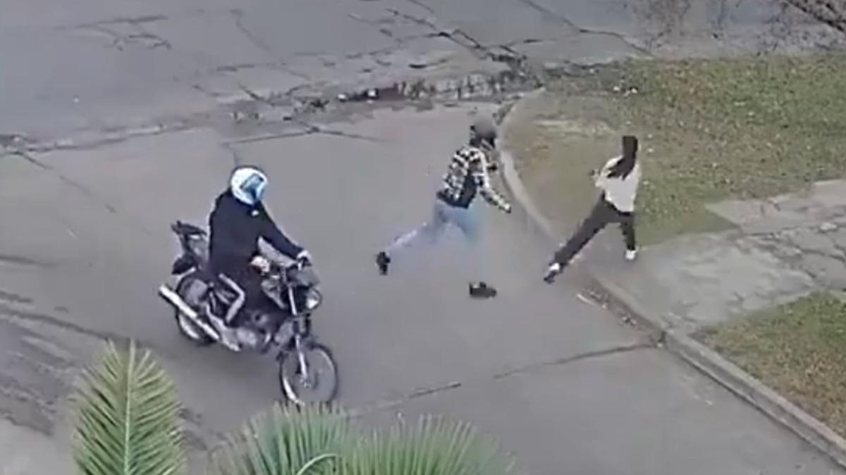 機車雙匪搶落單女!她下秒掏槍「3連轟」 身分曝光惹錯人