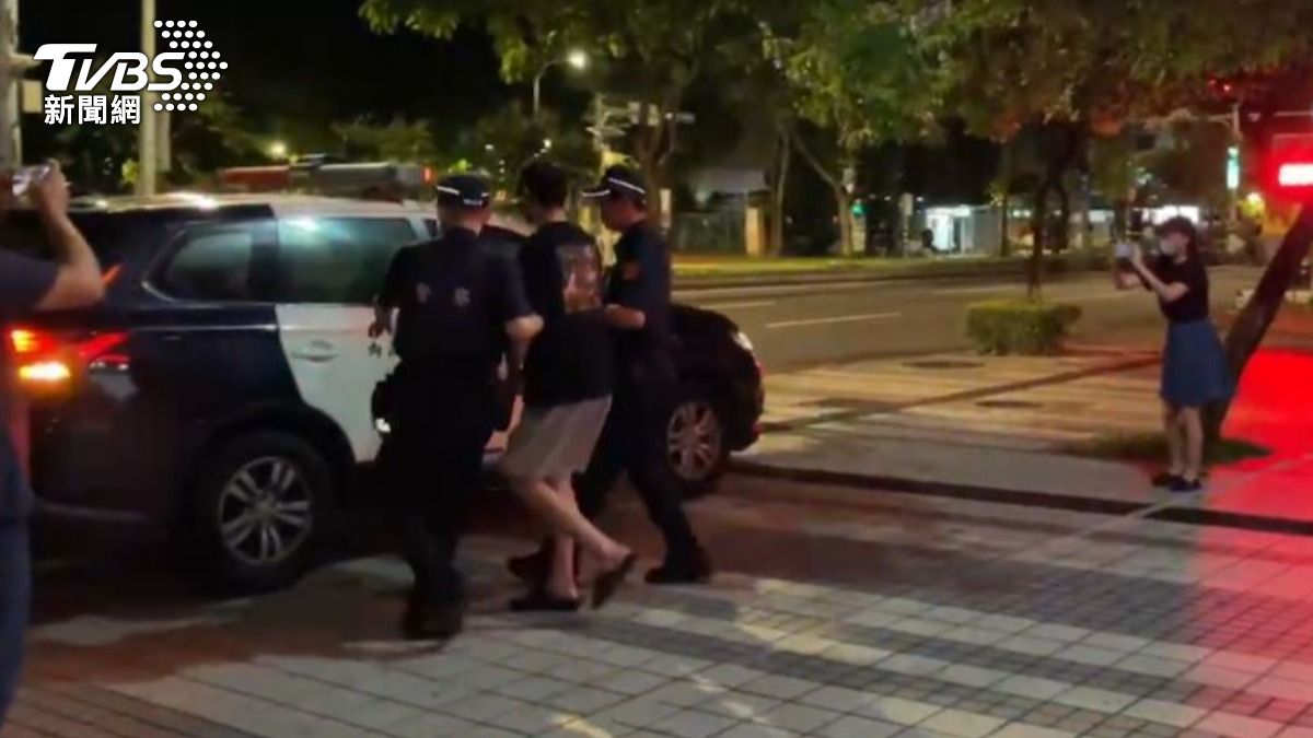 警方偵訊後依公共危險罪將王柏傑移送士林地檢署。（圖／TVBS）