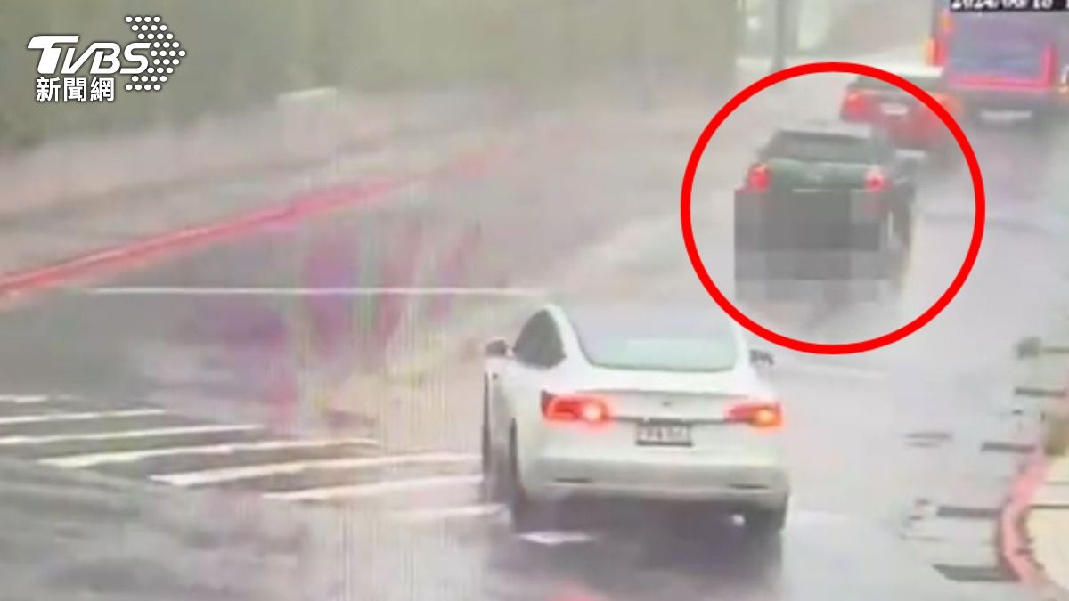 王柏傑酒駕撞上前方遊覽車。（圖／TVBS）