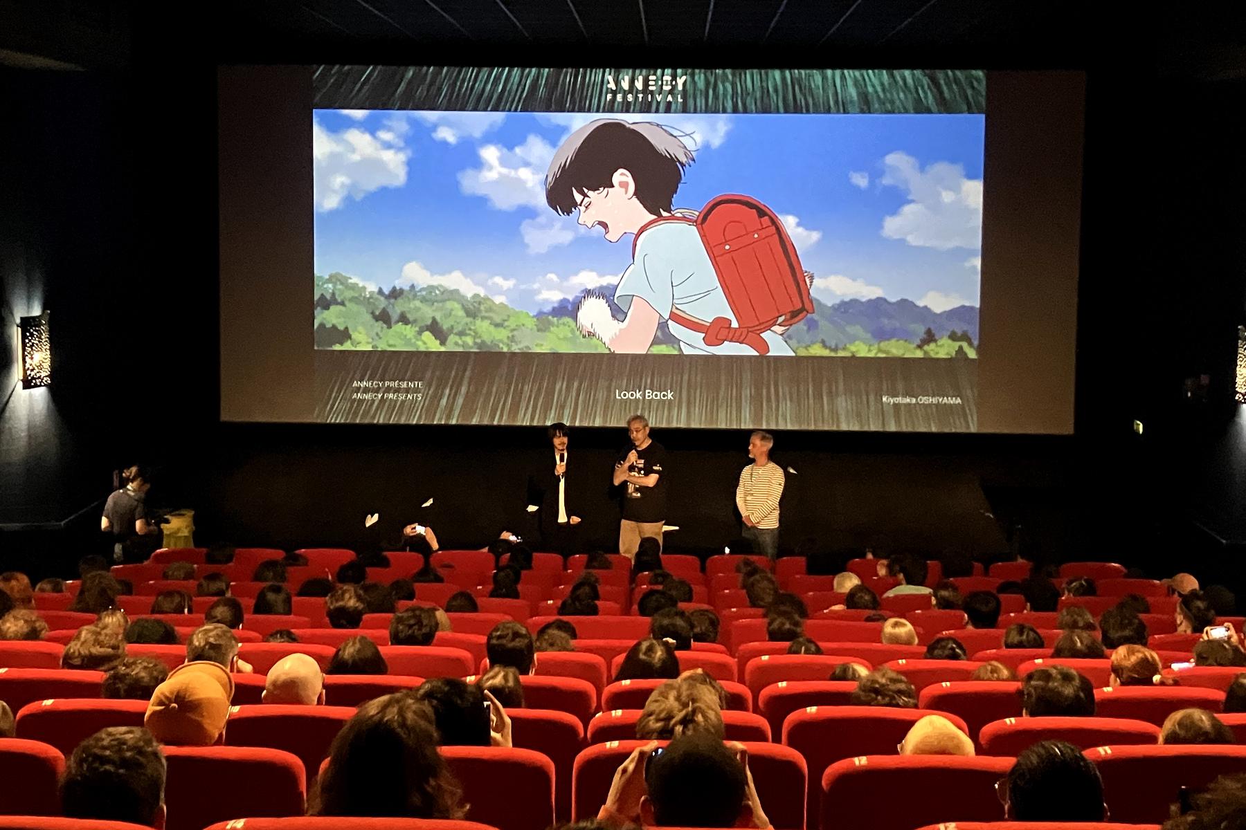 導演押山清高(銀幕前方左邊)現身安錫動畫影展,分享本片製作的幕後花絮。(圖/翻攝自《驀然回首》官方推特)
