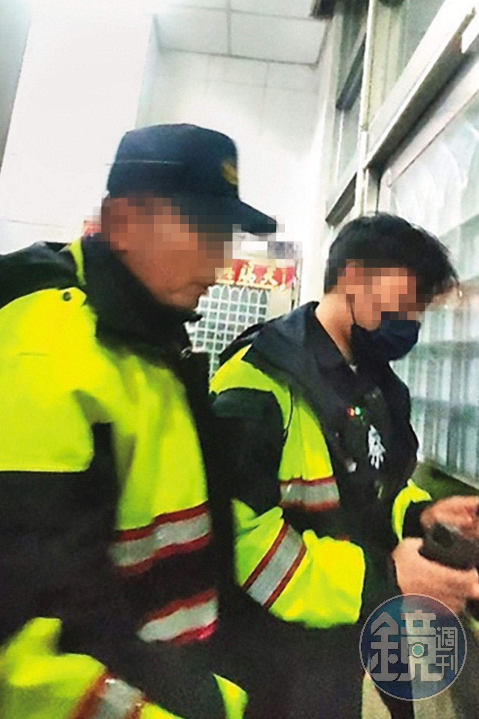 夏米雅無預警改掉住家大門電子鎖密碼,讓韓先生入不了家門,氣到報警處理。(圖/韓先生提供)