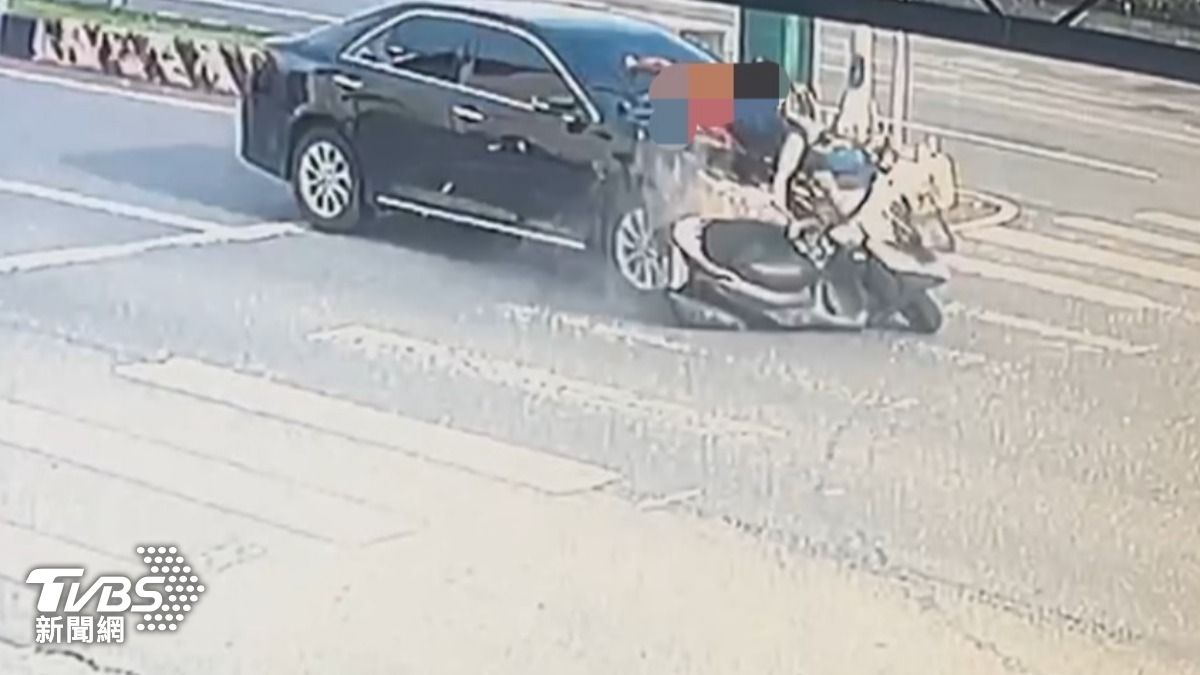 嘉義警開車上班「撞死」鬼切左轉婦 人車噴飛撞擊畫面曝光