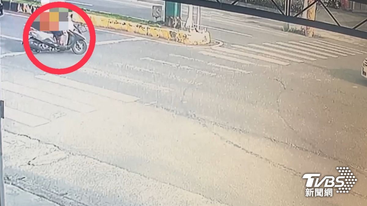 74歲婦人從外車道正要左轉。(圖/TVBS)