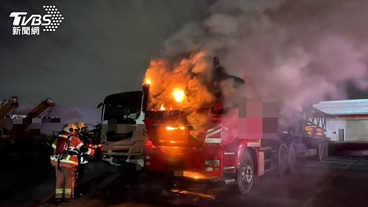 離奇!新北五股凌晨「拖車頭自燃」 烈焰濃煙竄天際