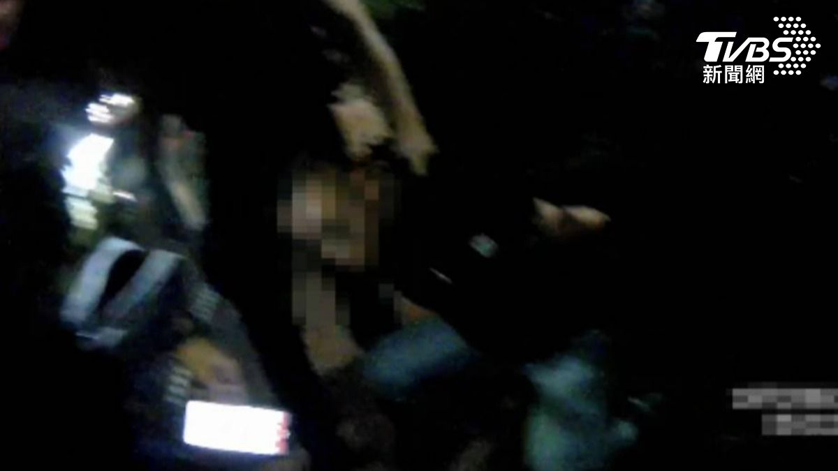 雙方一言不合發生爭執,當街爆發肢體衝突。(圖/TVBS)