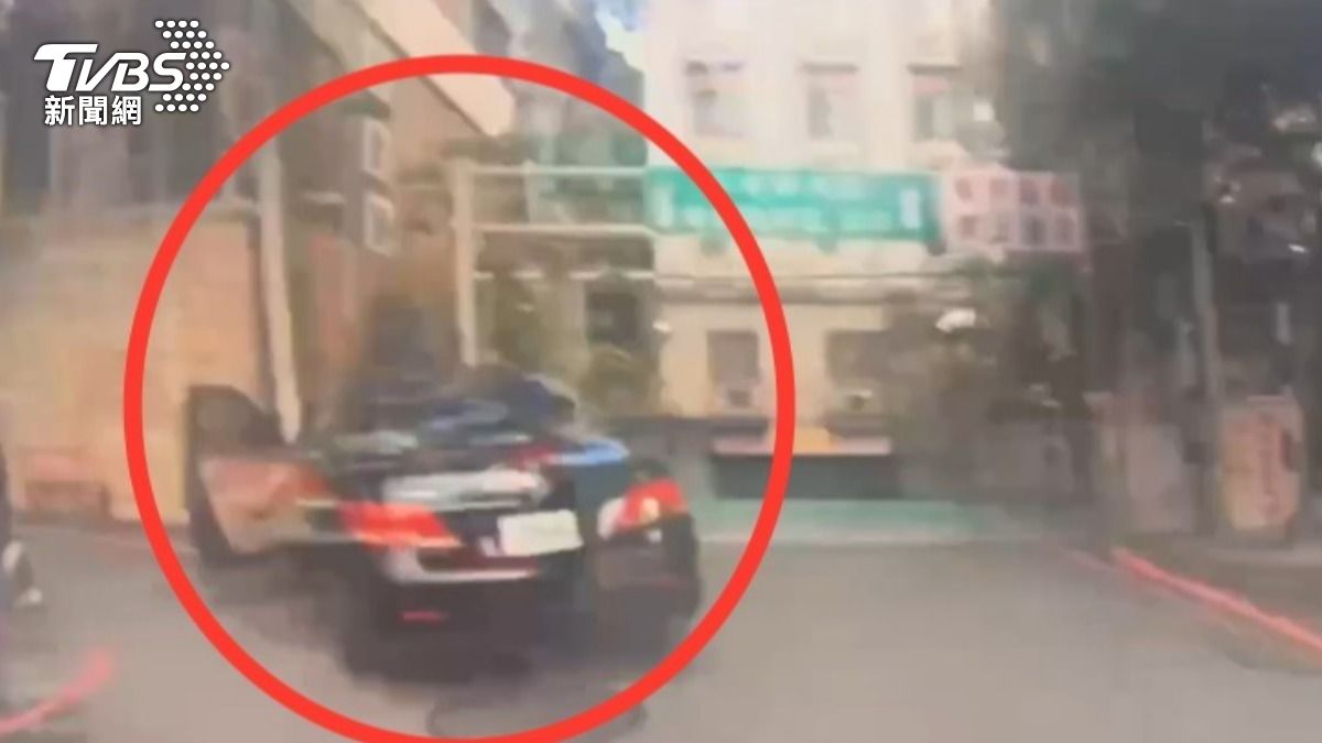 板橋警匪追逐!車牌歪斜引盤查 通緝犯藏毒「狂逃4公里」自撞落網