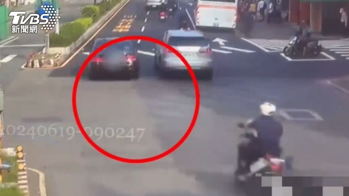 嫌犯拒絕攔查在大街狂飆逃逸。(圖/TVBS)