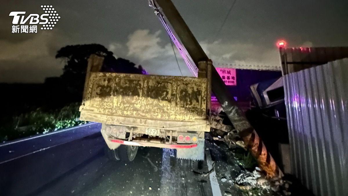 桃園砂石車撞段電線桿!新屋區深夜千戶大停電 仍未全復電