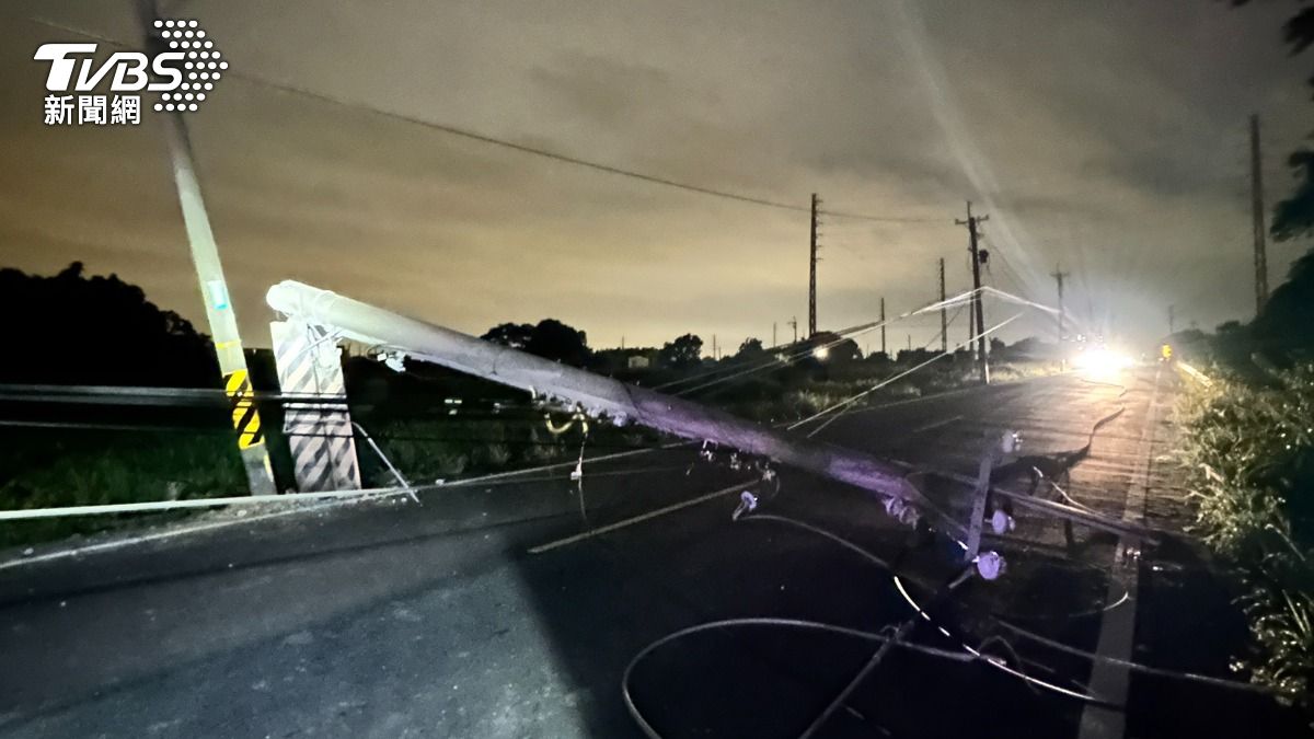 桃園砂石車撞段電線桿。(圖/TVBS)