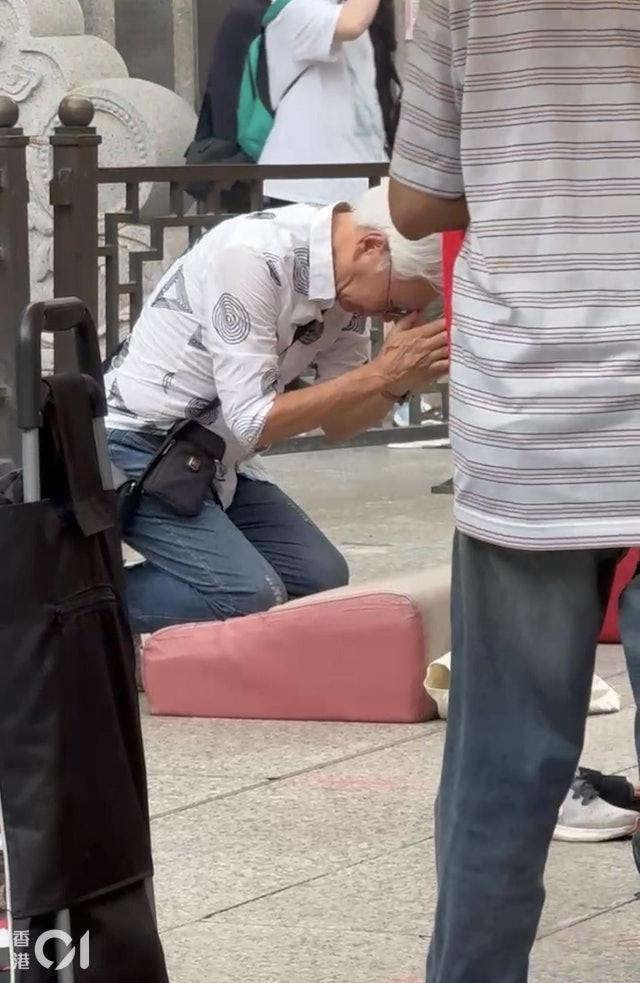 李龍基跪拜黃大仙，祈求保佑未婚妻王青霞。（圖／香港01）