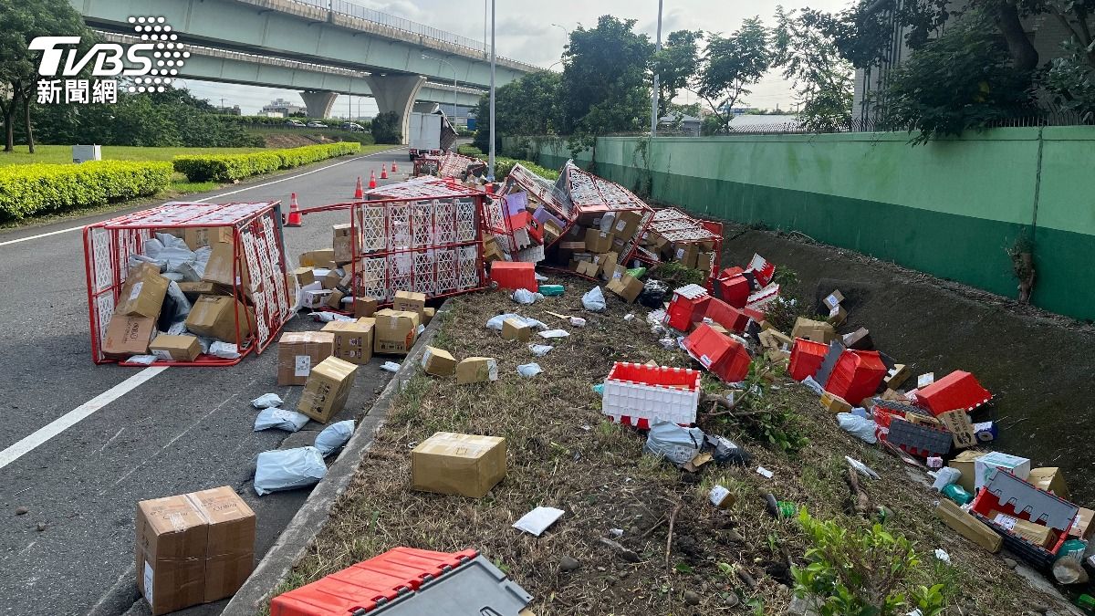 國1中壢服務區匝道沿路掉貨!側門未鎖緊 包裹掉滿地