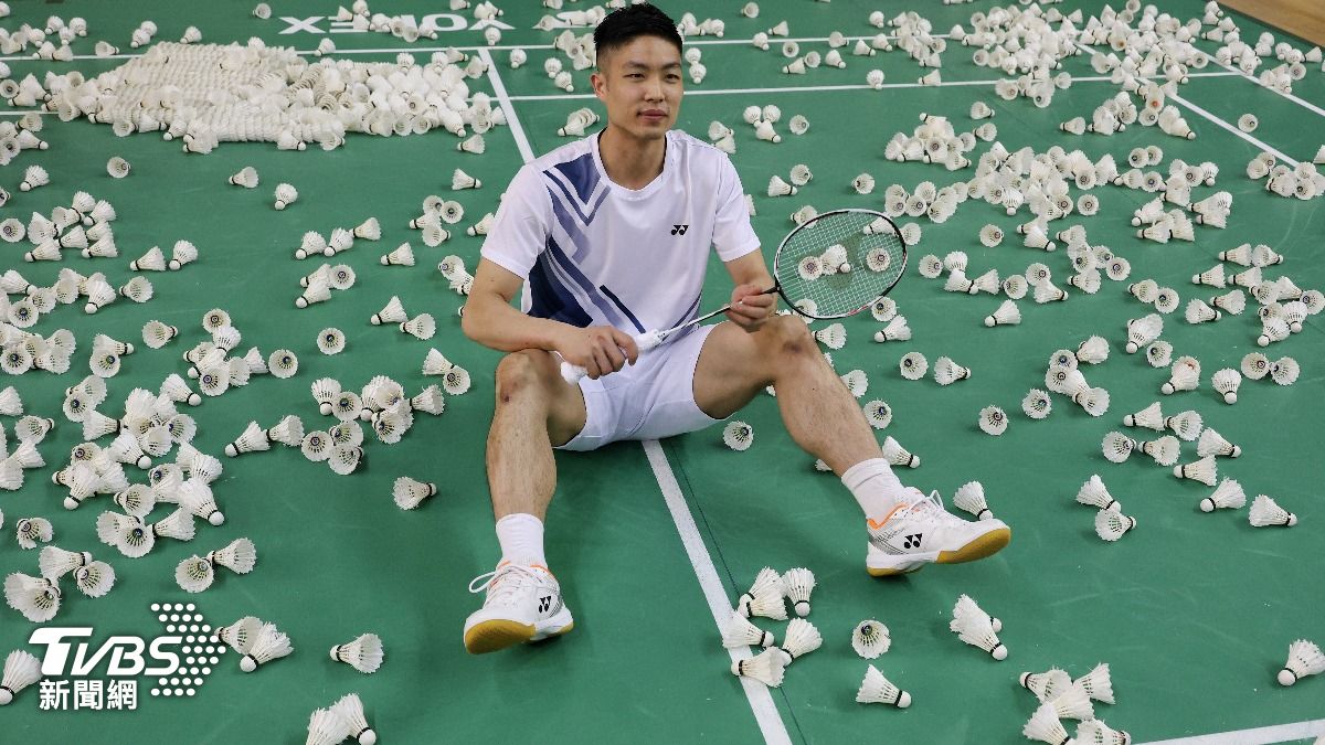 台灣羽球選手周天成，自曝晚上會抱著球拍睡。（圖／葉志明）