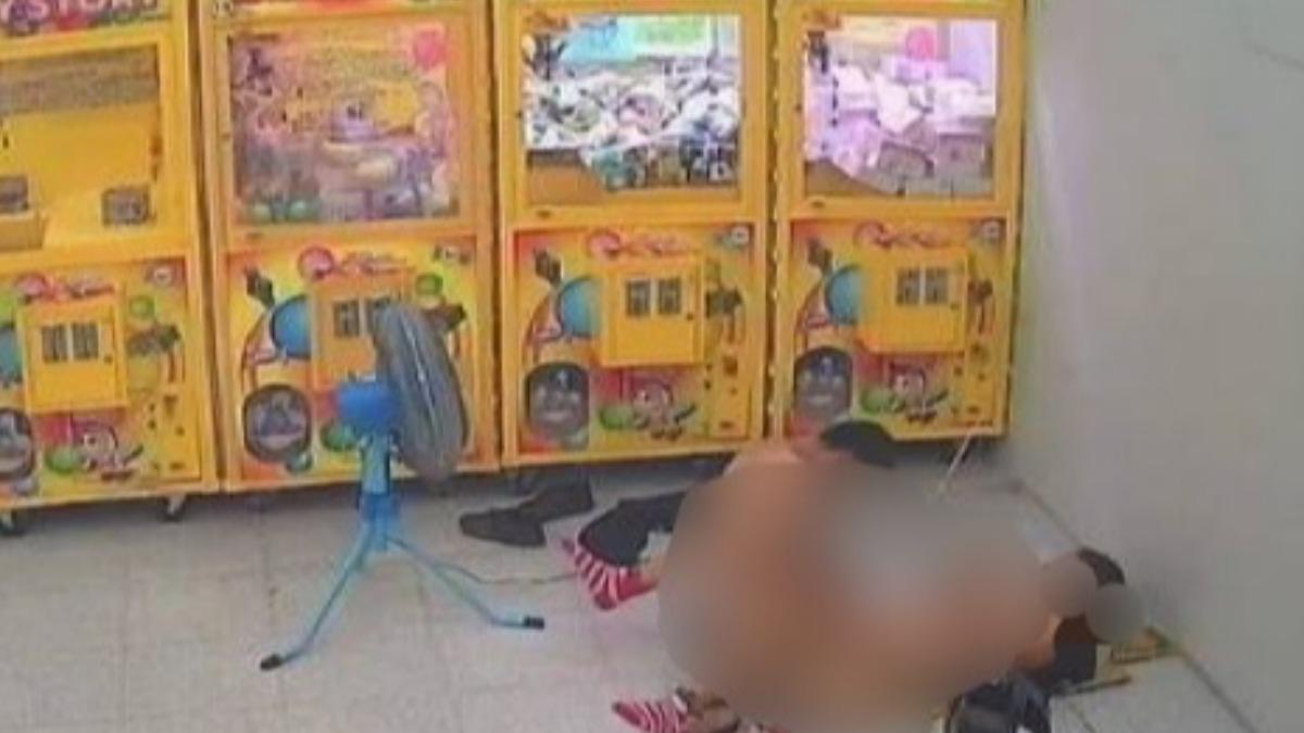男女趁四下無人在店裡面展開激烈的「人體連結」。（圖／民眾提供）