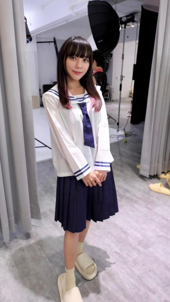 黃捷要大家猜自己穿的是什麼時期的雄女制服?。(圖/翻攝黃捷臉書)