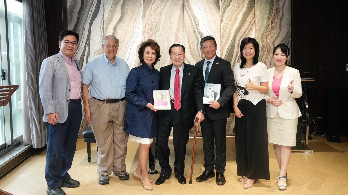 :輔大名譽博士父女檔趙小蘭和父親趙錫成，日前回到母校和附設醫院參訪，藍易振校長率師長熱情接待。圖／輔大提供
