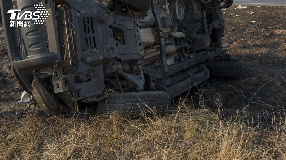 連人帶車墜92m峽谷!倒車誤催油門 妙齡女「印懸崖重摔亡」