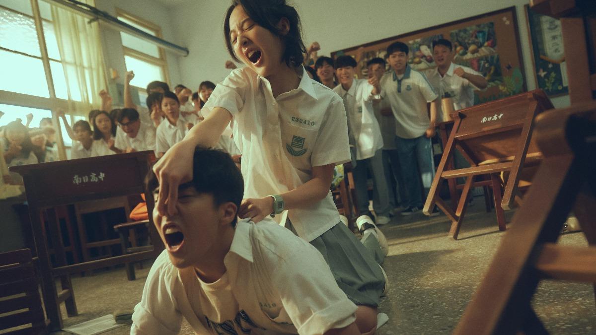 婁峻碩與李沐在教室大打出手。(圖/百薇國際娛樂提供)