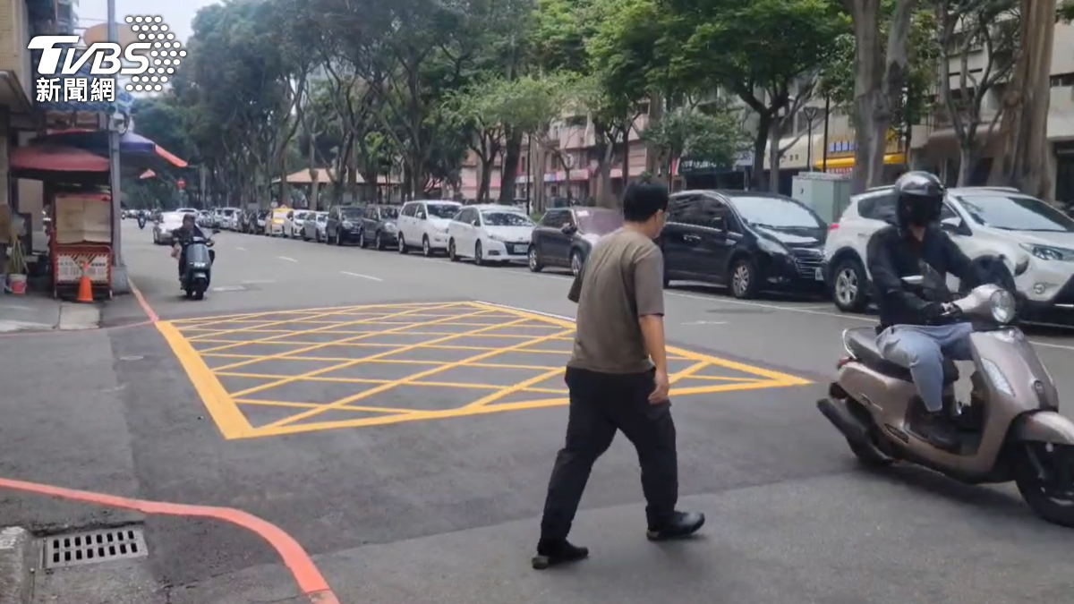 行人未依規定穿越馬路險象環生。(圖/TVBS)