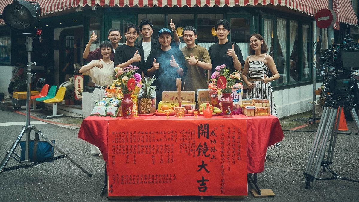 《成功路上》開鏡,左起:許莉廷、洪毓璟、吳翰林、黃登愷、導演吳建新、王識賢、李程彬、張詩盈。(圖/華視、公視台語台提供)