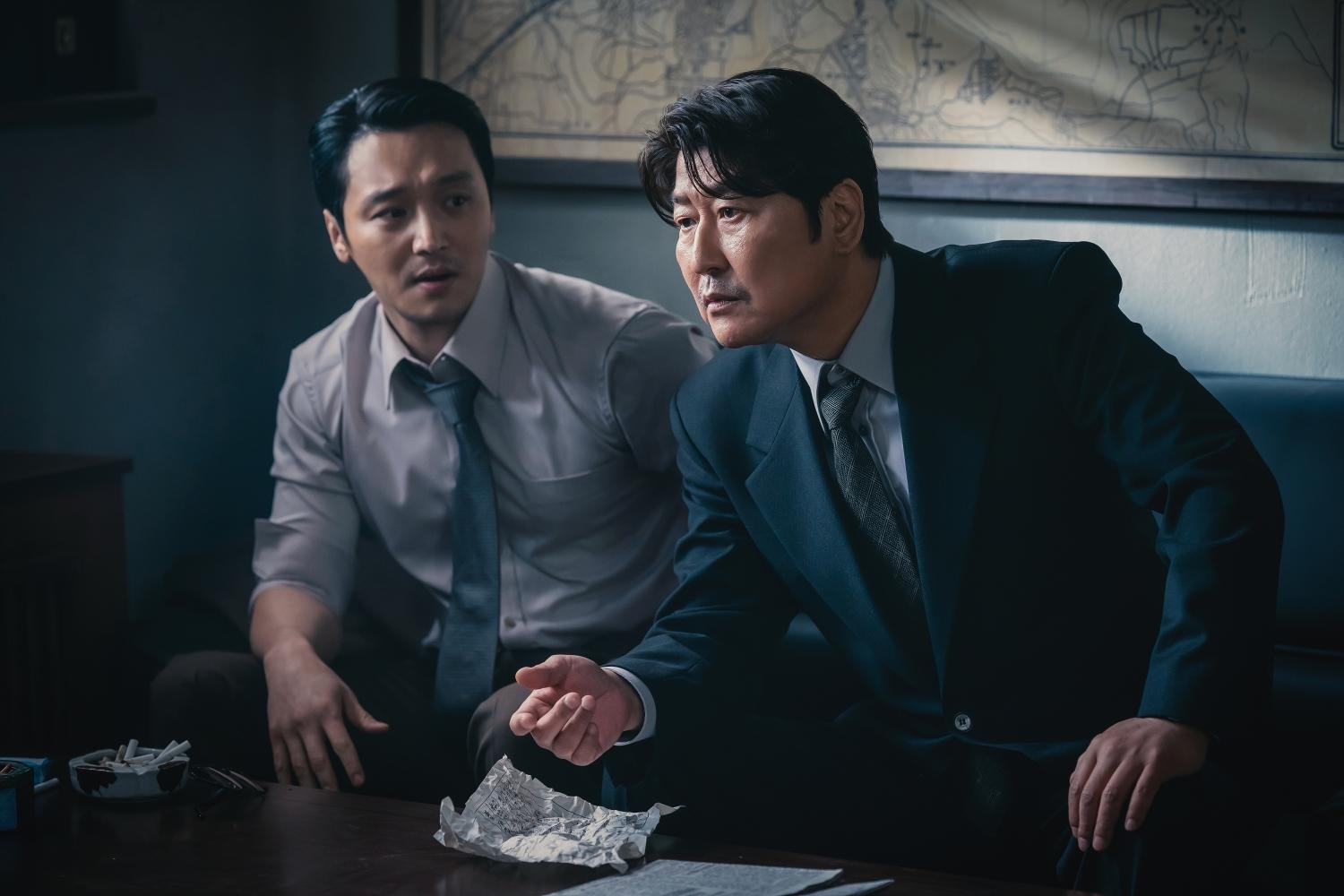 三食叔叔(右)罵瑞秋是河豚,其實也是擔心金產(左)會選擇向瑞秋倒戈。(圖/Disney+提供)