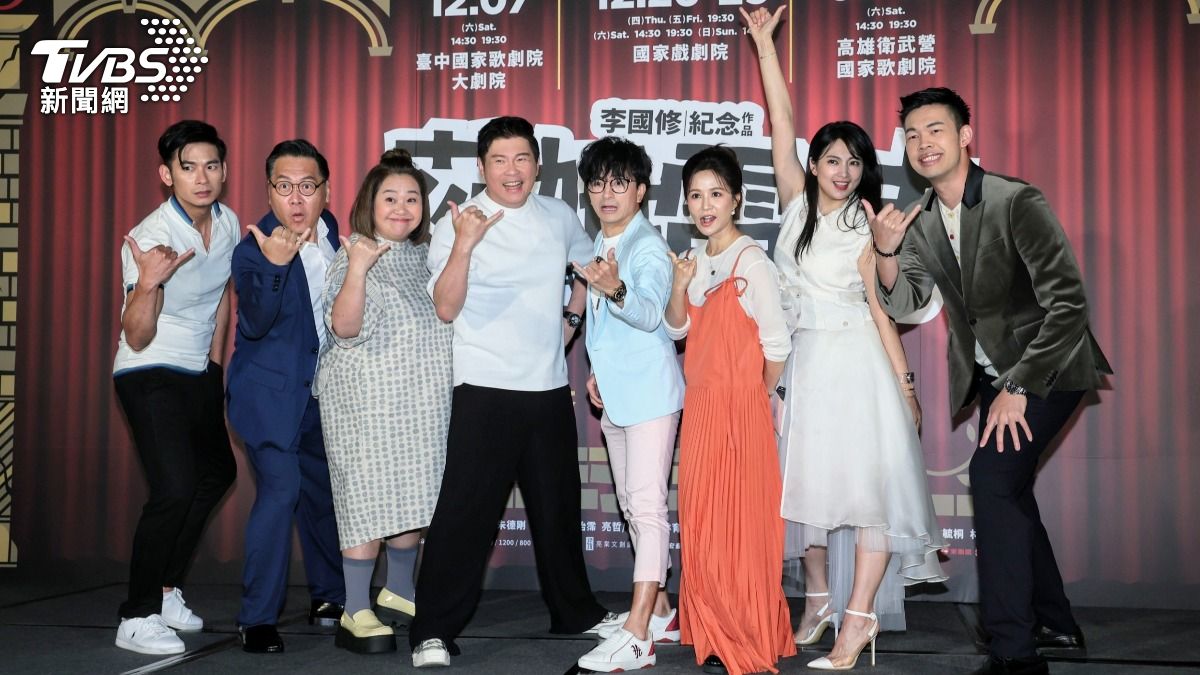 亮哲(左起)、朱德剛、鍾欣凌、曾國城、唐從聖、吳怡霈、陳大天、阿喜出席《莎姆雷特》經典版記者會。(圖/趙世平攝)
