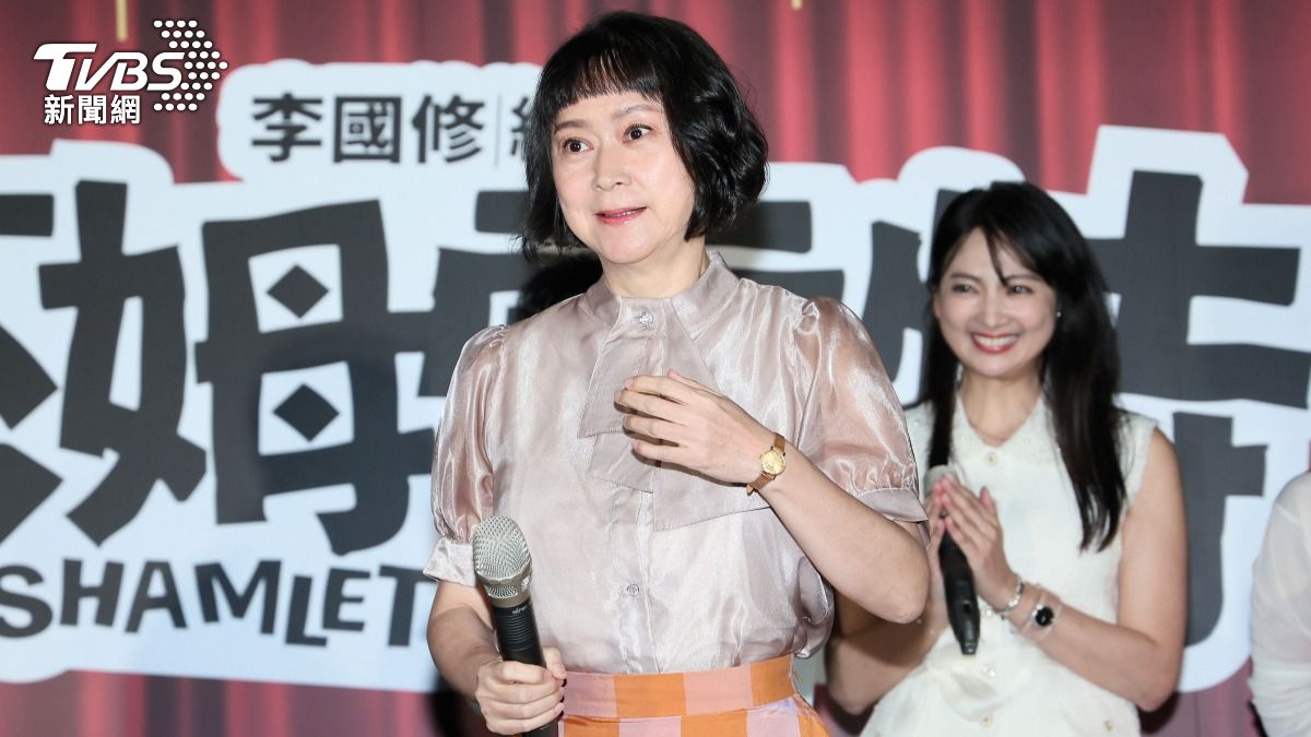 李國修遺孀王月(左)擔任《莎姆雷特》藝術顧問,右為阿喜。(圖/趙世平攝)